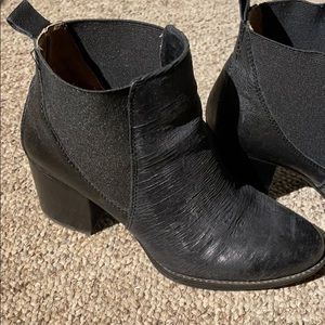 EUC SOFFT BOOTIE BLACK CRAPPED LEATHER 7M